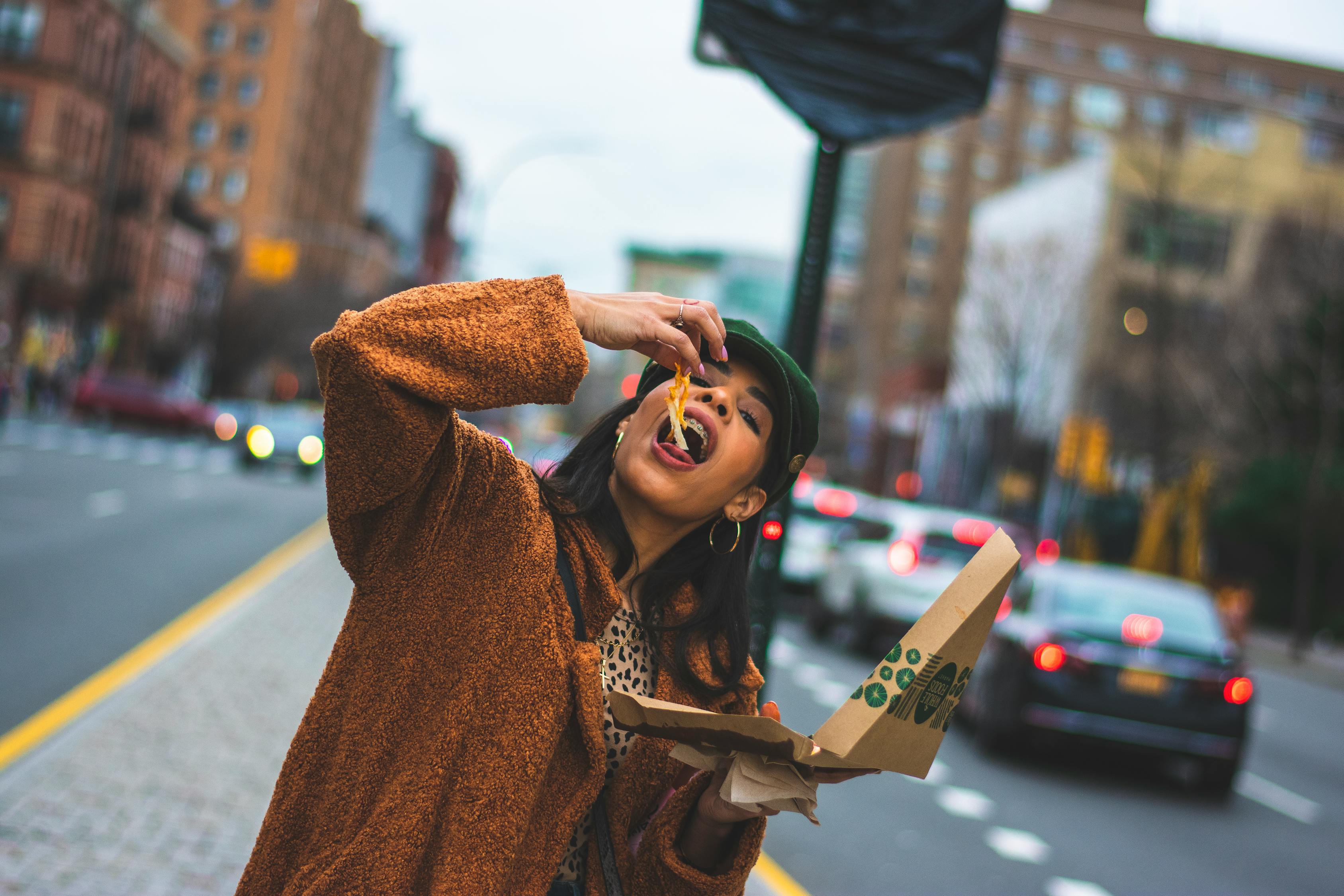 女试管代生的孩子吃饭背面照片（代孕选性别生的女孩吃饭的图片狼吞虎咽卡通）